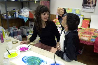 Una volontaria del servizio civile europeo in un laboratorio di ceramica per disabili