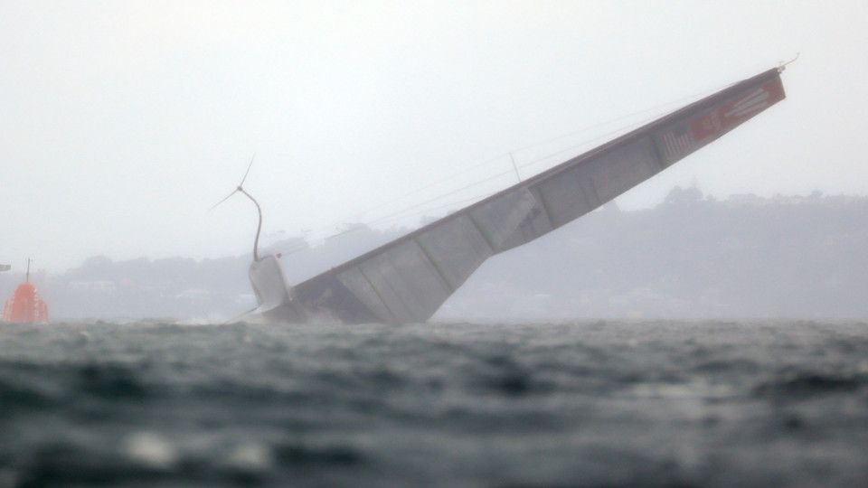 La spettacolare scuffiata di American Magic durante l'America's Cup