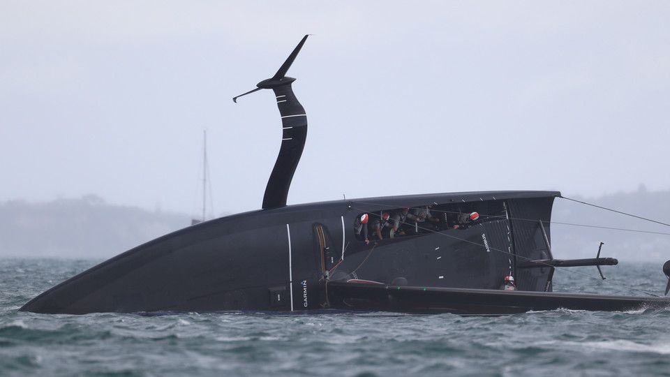 La spettacolare scuffiata di American Magic durante l'America's Cup&nbsp;