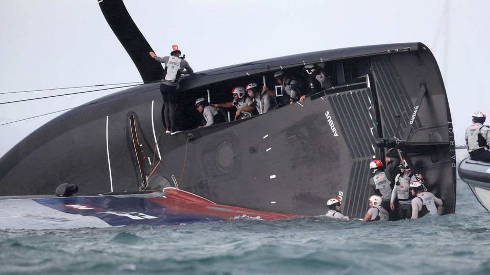 La spettacolare scuffiata di American Magic durante l'America's Cup&nbsp;