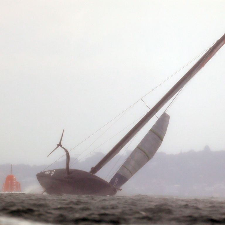 La spettacolare scuffiata di American Magic durante l'America's Cup&nbsp;