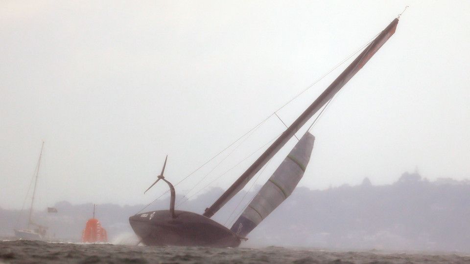 La spettacolare scuffiata di American Magic durante l'America's Cup&nbsp;