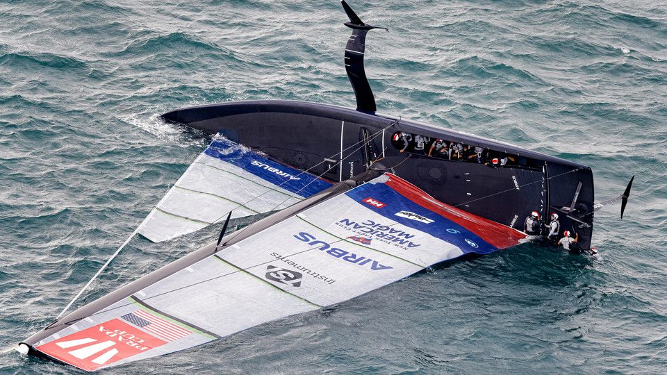 La spettacolare scuffiata di American Magic durante l'America's Cup&nbsp;