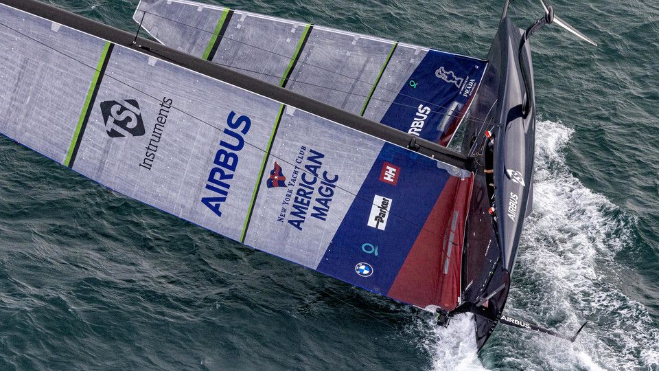 La spettacolare scuffiata di American Magic durante l'America's Cup&nbsp;