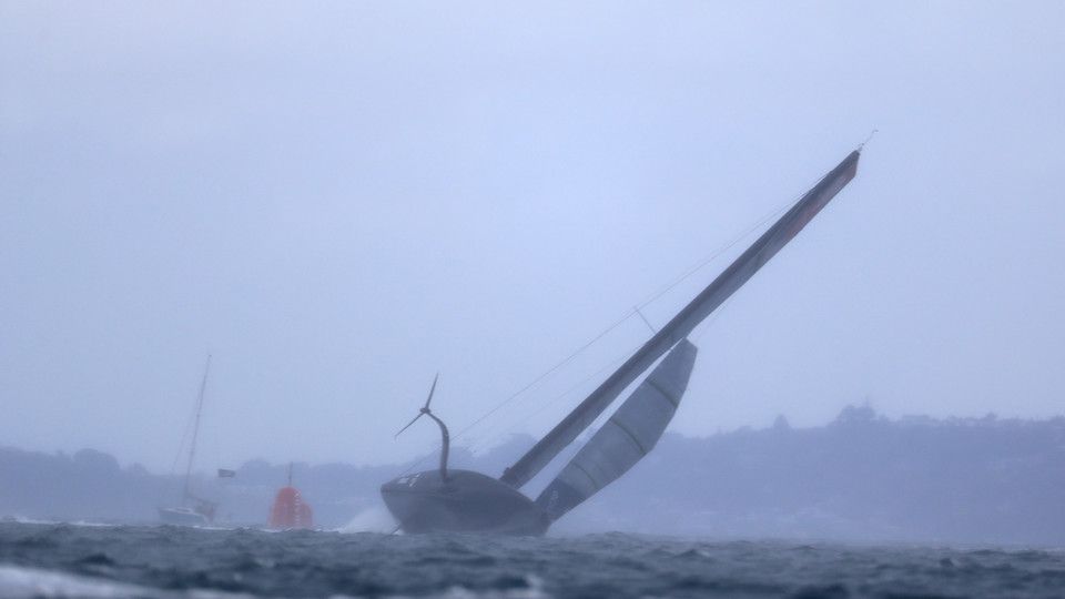La scuffiata di American Magic durante l'America's Cup