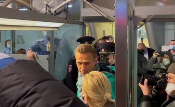 Il momento dell'arresto di Alexei Navalny
