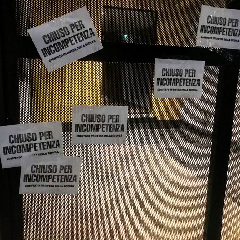 Un blitz notturno per mettere catene simboliche all'ufficio scolastico regionale di via Polesine a Milano.