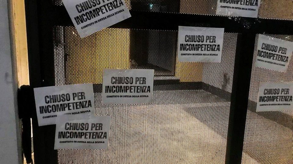 Un blitz notturno per mettere catene simboliche all'ufficio scolastico regionale di via Polesine a Milano.