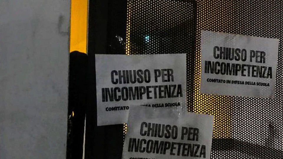 Un gruppo di ragazzi ha bloccato l'ingresso dell'ex provveditorato.