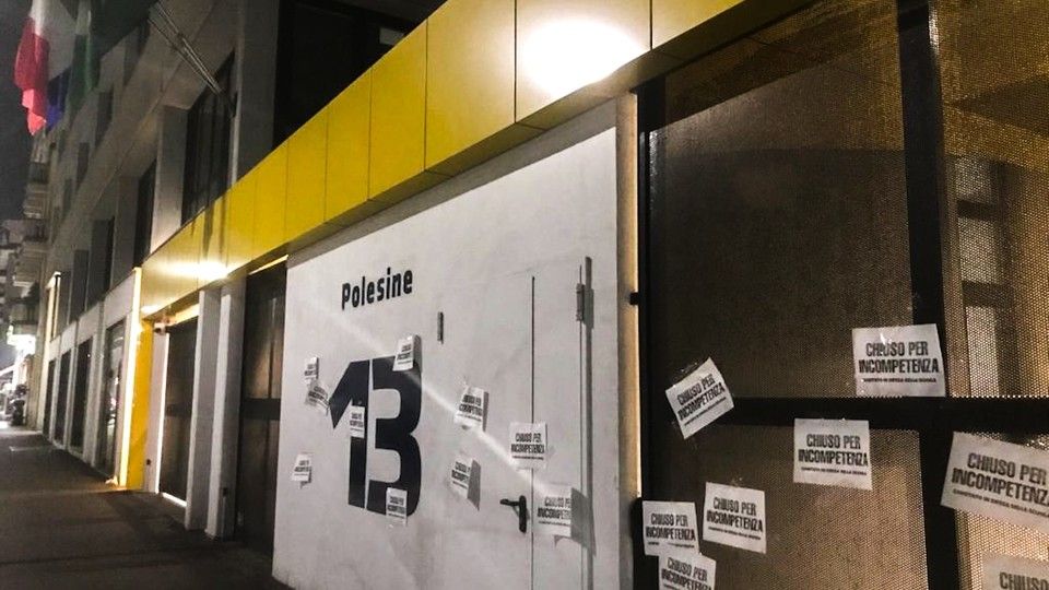 Sui cancelli dell'ufficio sono comparsi catene, lucchetti e il cartello &quot;Chiusi per incompetenza&quot;.