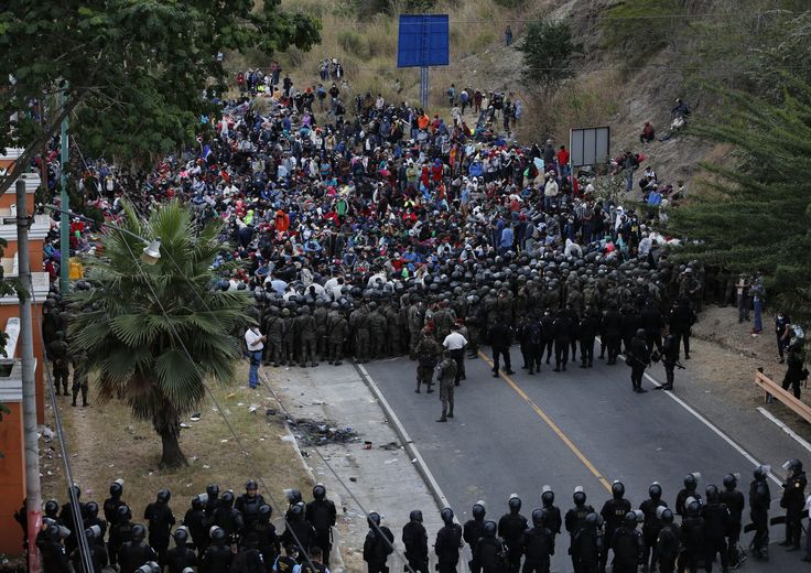 La carovana di migranti dall'Honduras in Guatemala