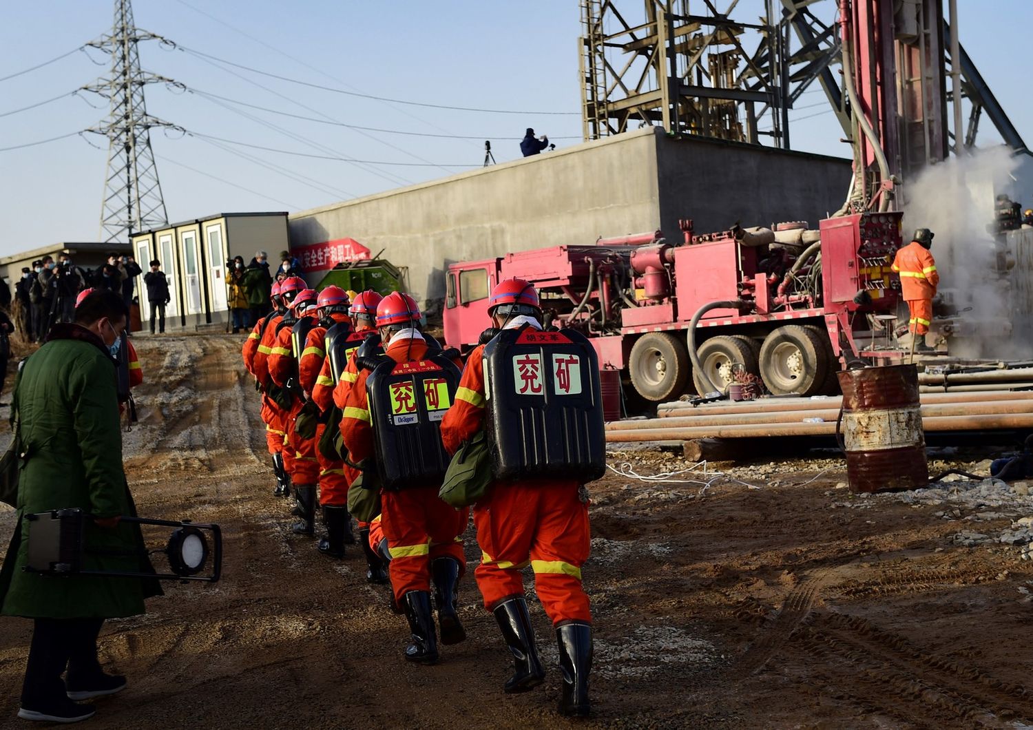 Una squadra di soccorritori si dirige verso l'ingresso della miniera di Qixia, in Cina