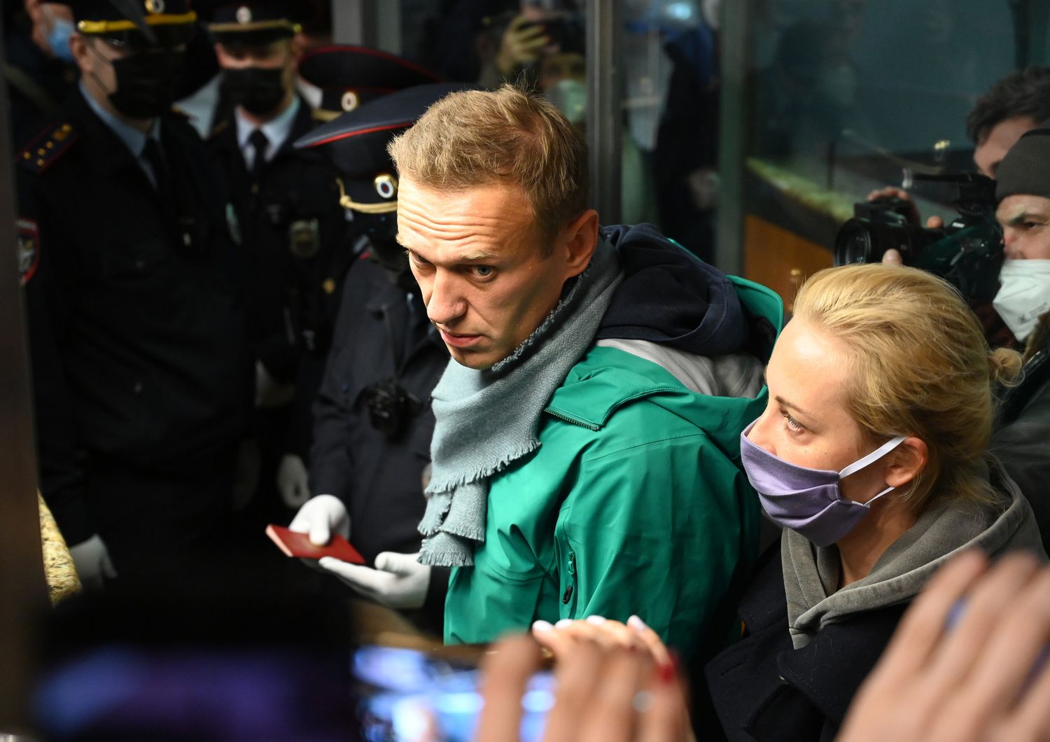 Russia: l'oppositore Alexei Navalny ieri al suo arrivo nell'aeroporto di Mosca, poco prima di essere arrestato