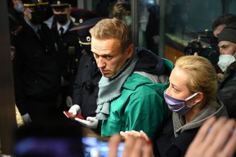 Russia: l'oppositore Alexei Navalny ieri al suo arrivo nell'aeroporto di Mosca, poco prima di essere arrestato