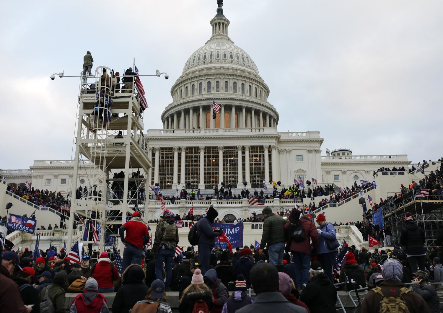 tinder chiude profili assalitori capitol hill