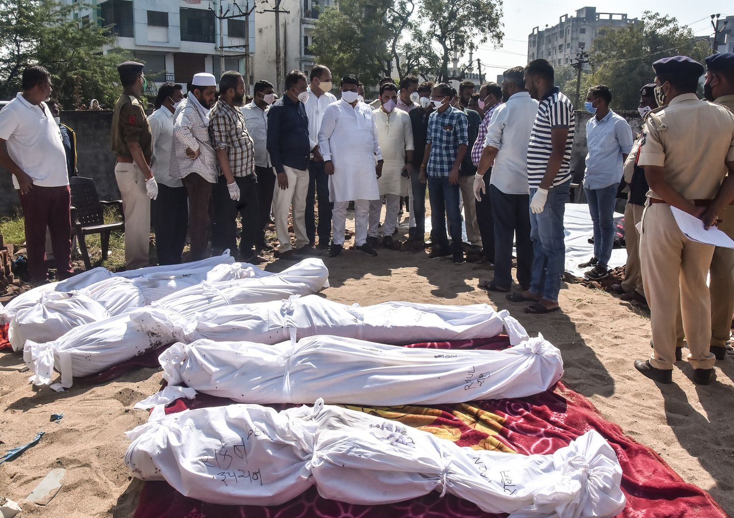 I cadaveri delle persone investite da un camion nel Gujarat