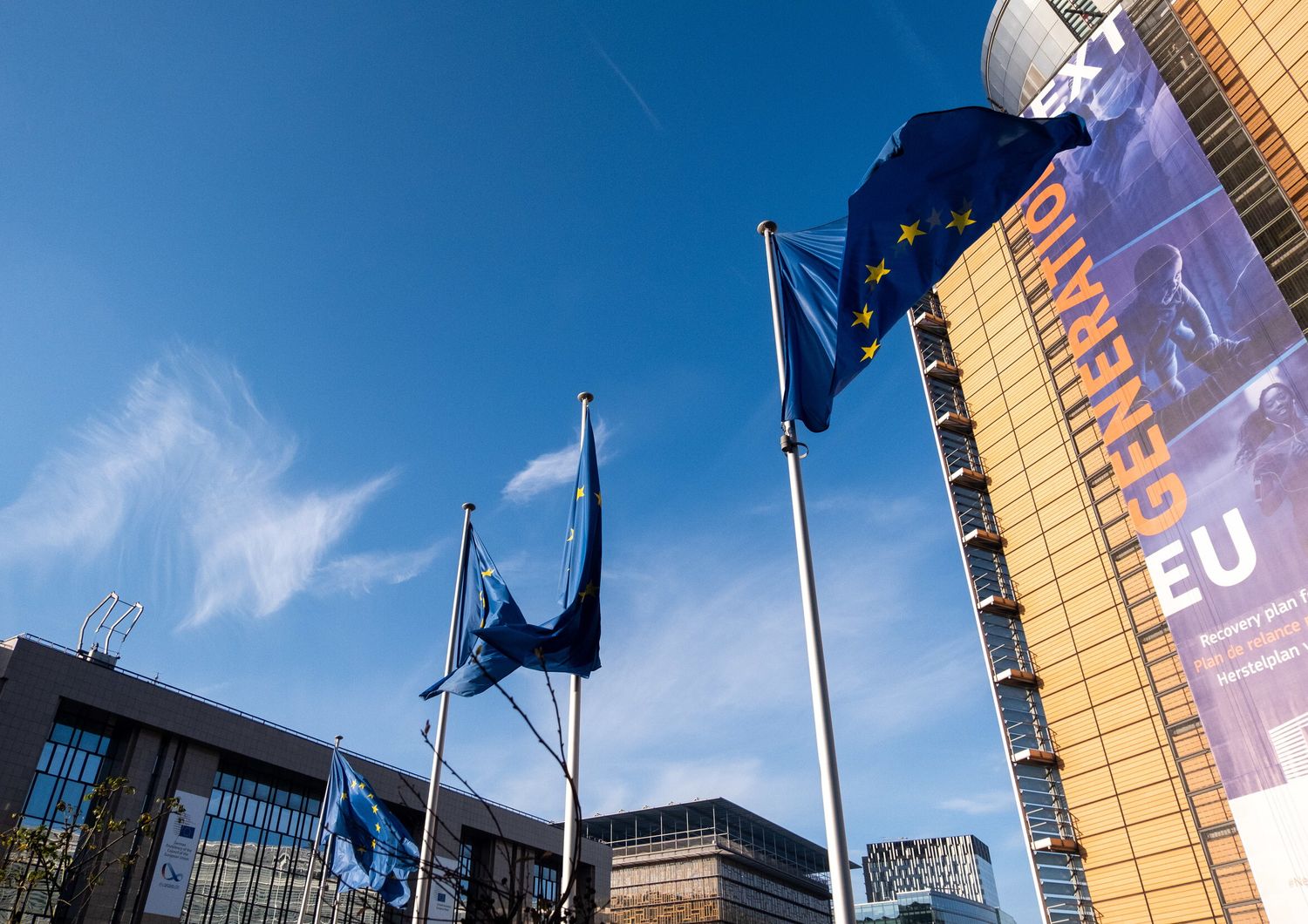 Il quartier generale della Commissione europea con lo striscione di Next Generation Ue