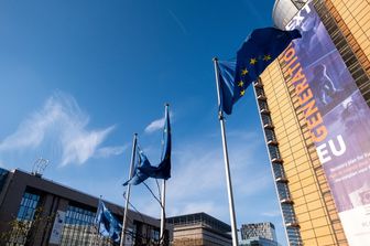 Il quartier generale della Commissione europea con lo striscione di Next Generation Ue