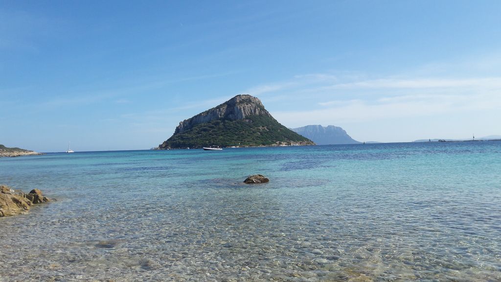L'isola di Figarolo davanti a Capo Figari