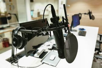 Uno studio di registrazione per podcast