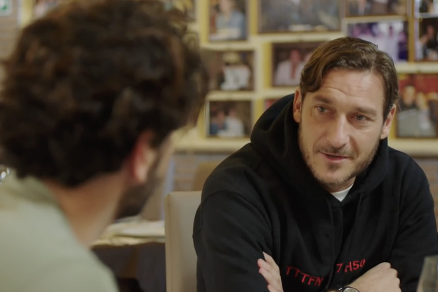 Francesco Totti e, di spalle, Pietro Castellitto