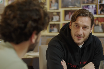 Francesco Totti e, di spalle, Pietro Castellitto