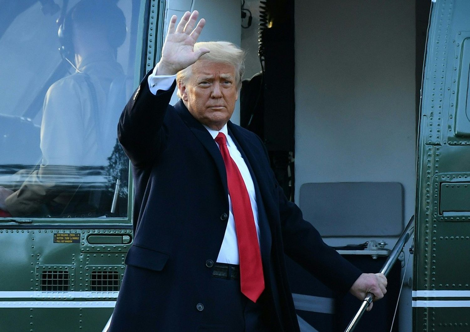 Donald Trump saluta per l'ultima volta dalla sceltta del 'Marine One'