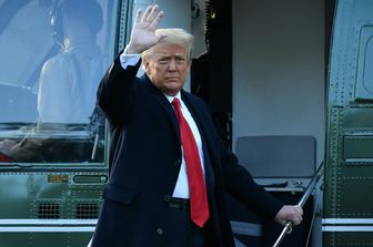 Donald Trump saluta per l'ultima volta dalla sceltta del 'Marine One'