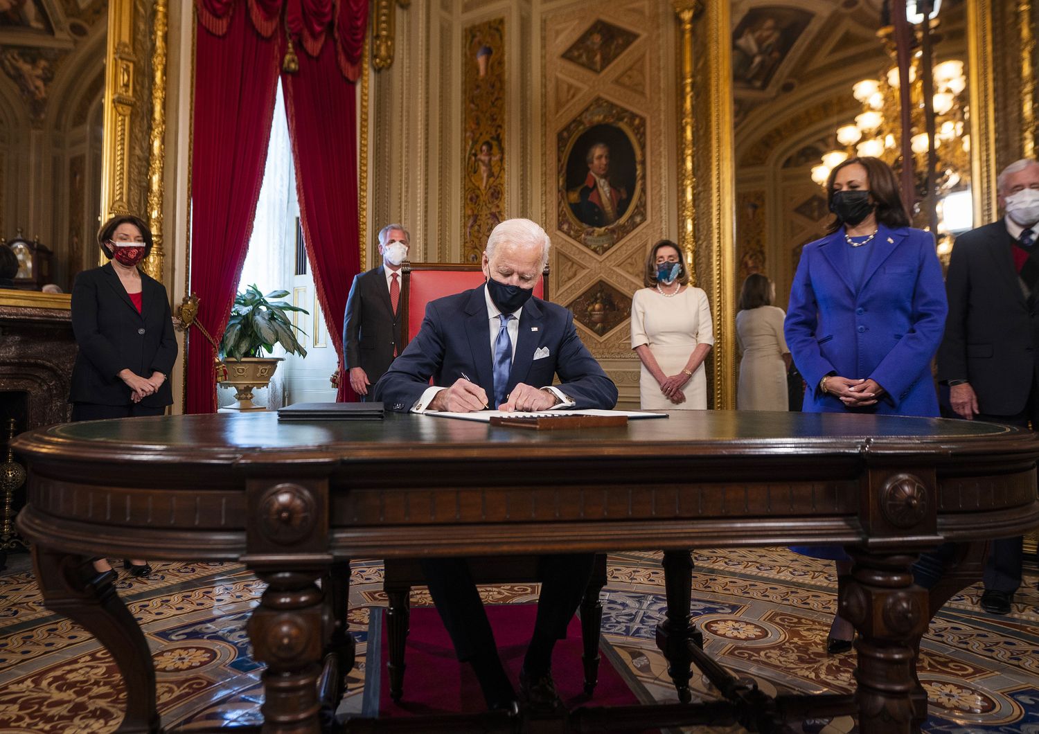 Joe Biden firma al Congresso