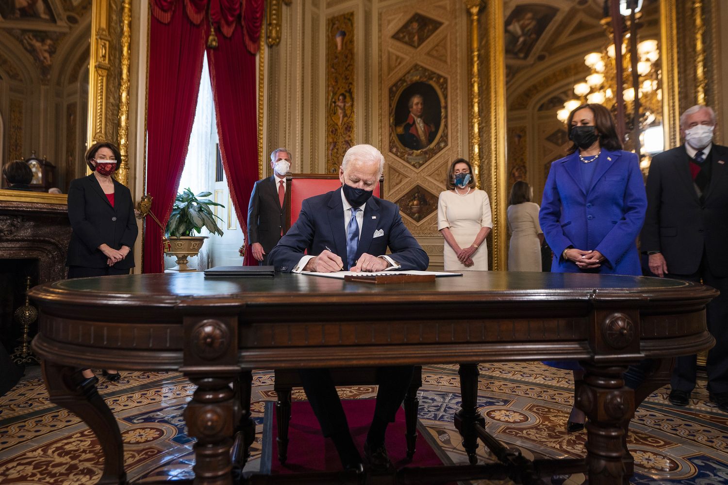 Joe Biden firma al Congresso