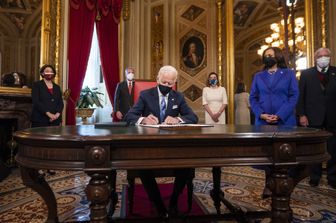 Joe Biden firma al Congresso