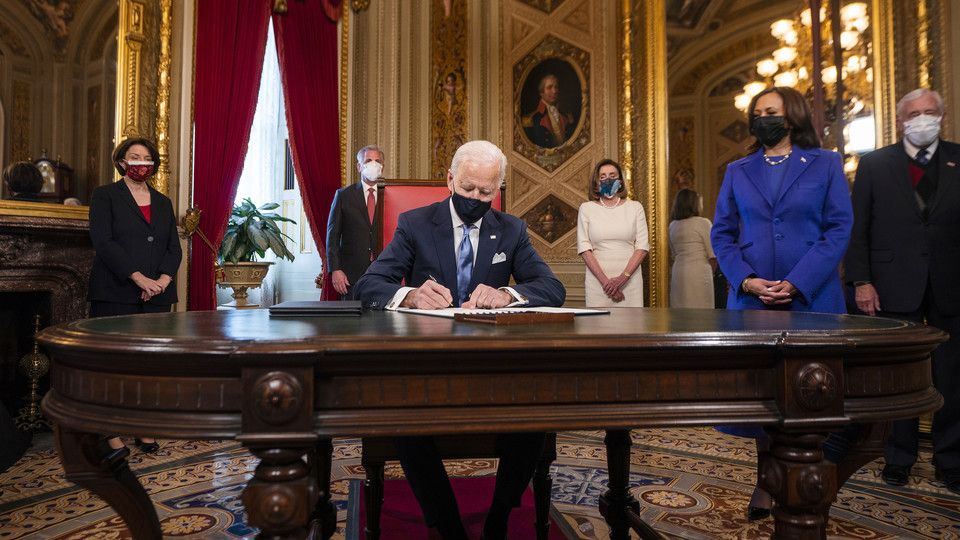 Joe Biden firma al Congresso