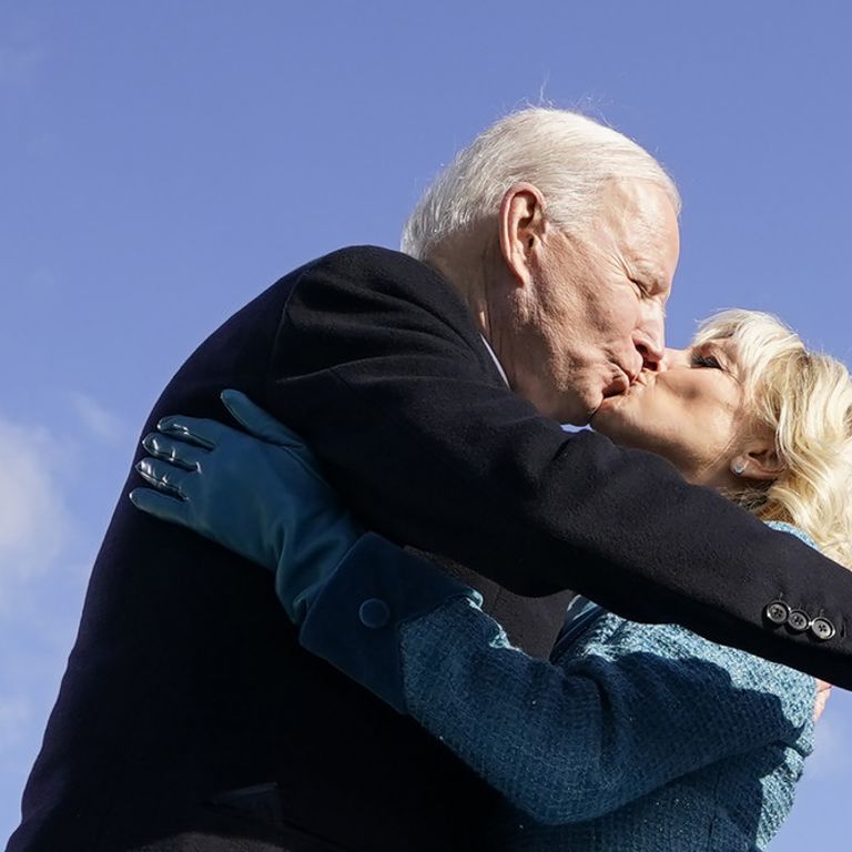 Joe Biden bacia la moglie