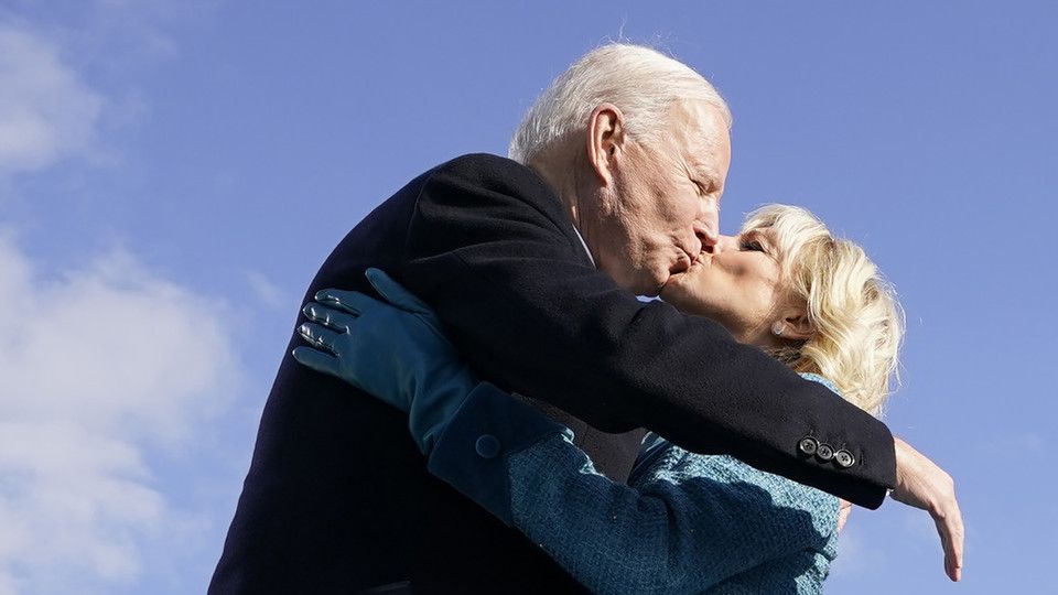 Joe Biden bacia la moglie