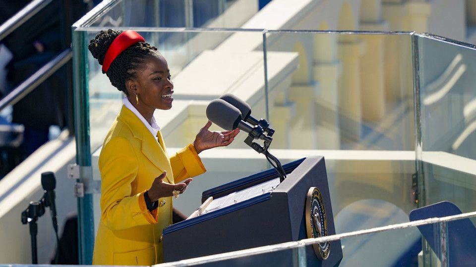 Amanda Gorman, la giovane poetessa che ha letto i propri versi durante la cerimonia di insediamento di Joe Biden