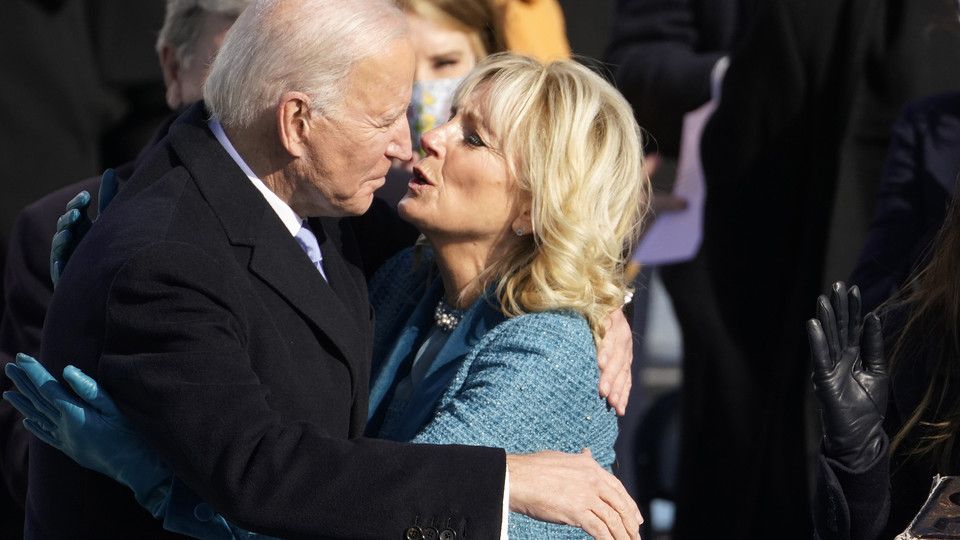 Joe Biden bacia la moglie