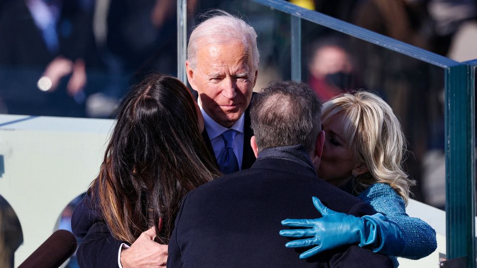 Joe Biden abbraccia la famiglia