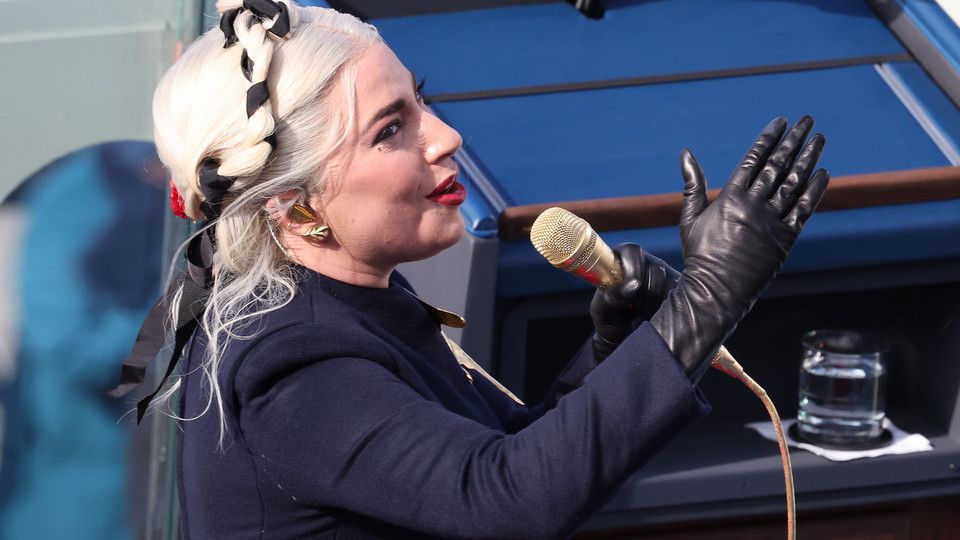 Lady Gaga canta l'inno