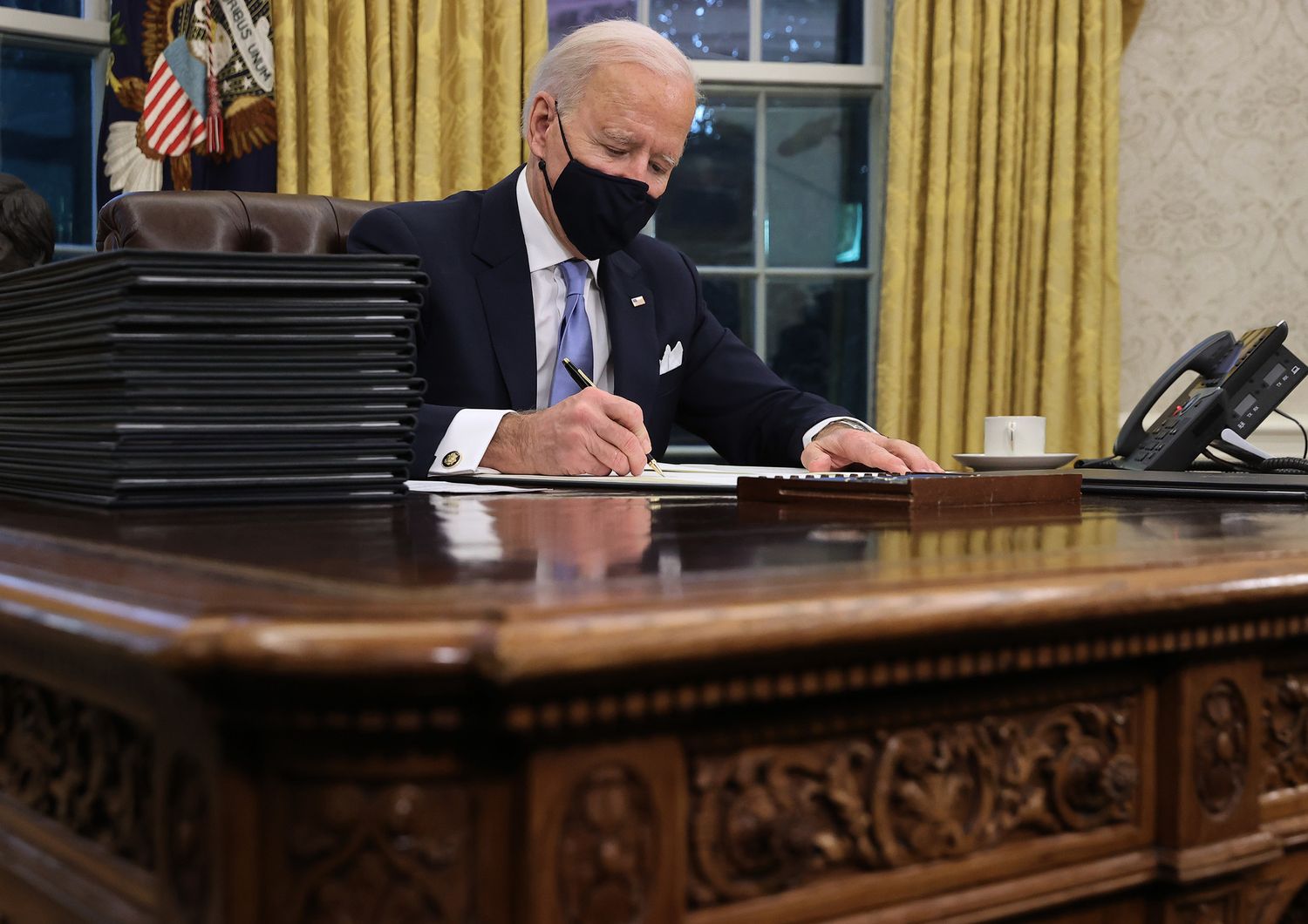 Joe Biden firma i suoi primi ordini esecutivi