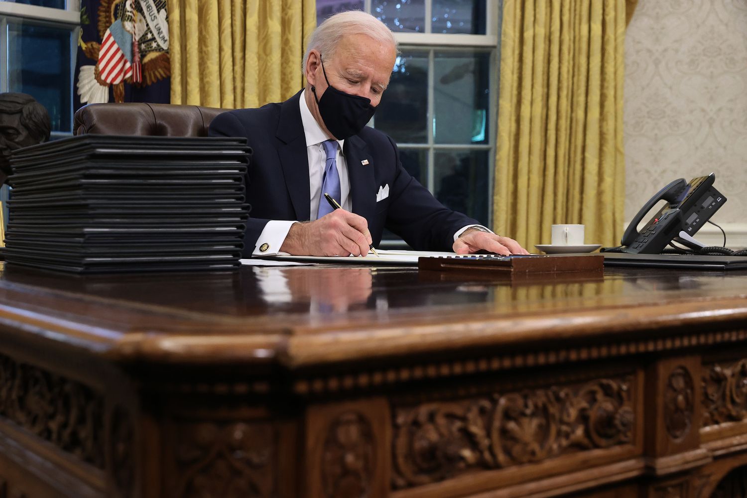 Joe Biden firma i suoi primi ordini esecutivi