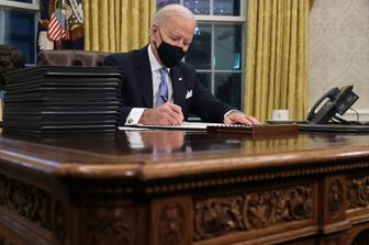 Joe Biden firma i suoi primi ordini esecutivi