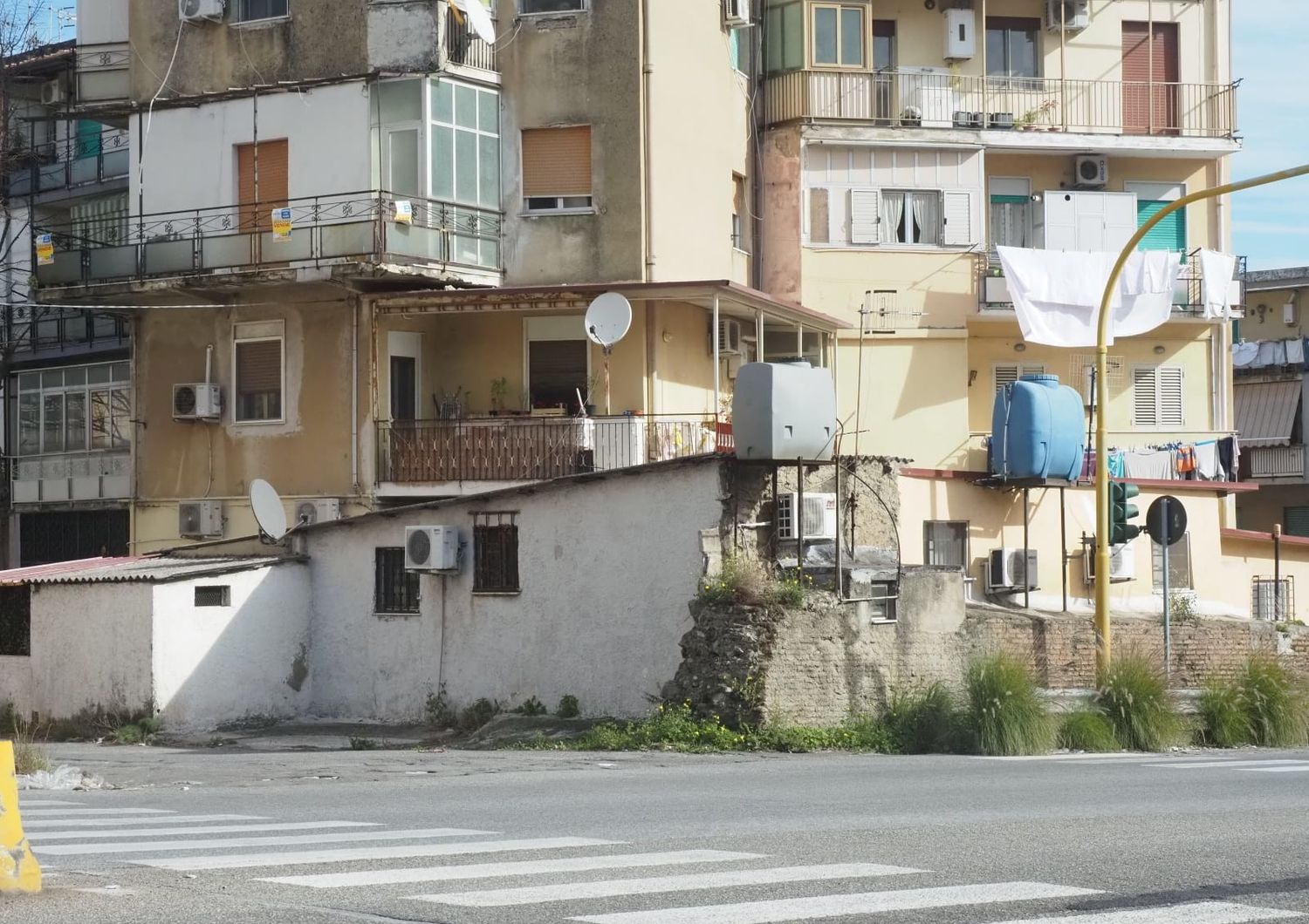 &nbsp;Una delle baracche di Messina sormontate da vecchie palazzine