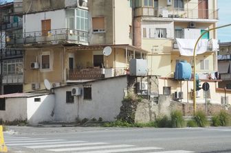 &nbsp;Una delle baracche di Messina sormontate da vecchie palazzine