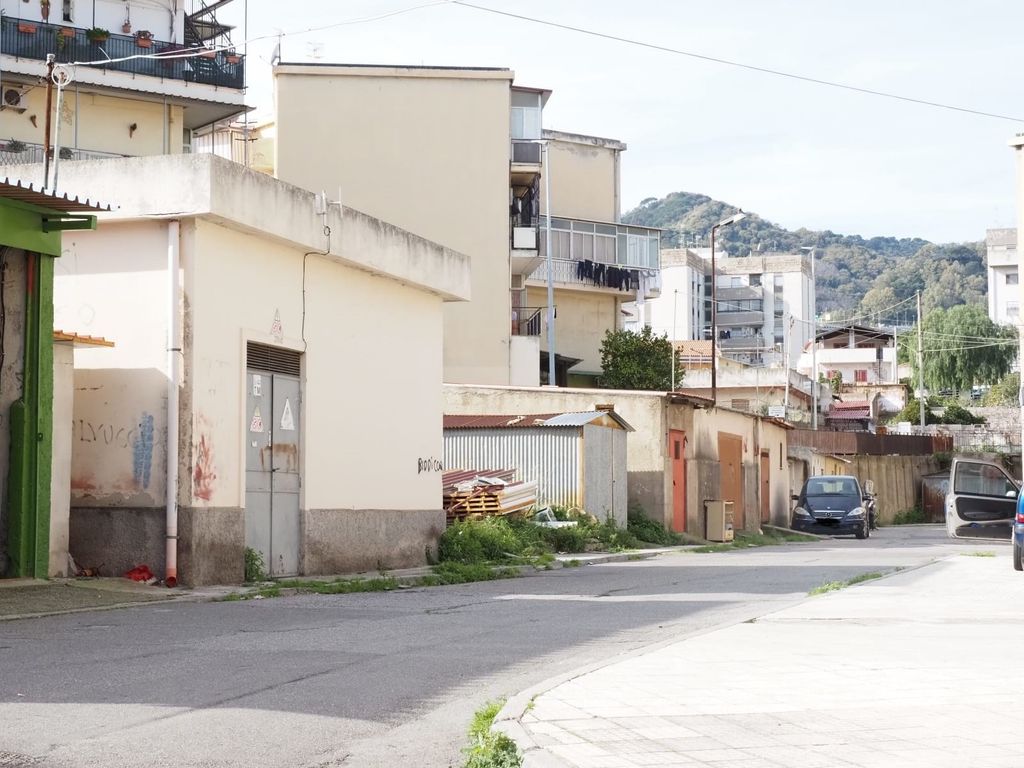 Un altro dei 'bassi' delle baraccapoli di Messina