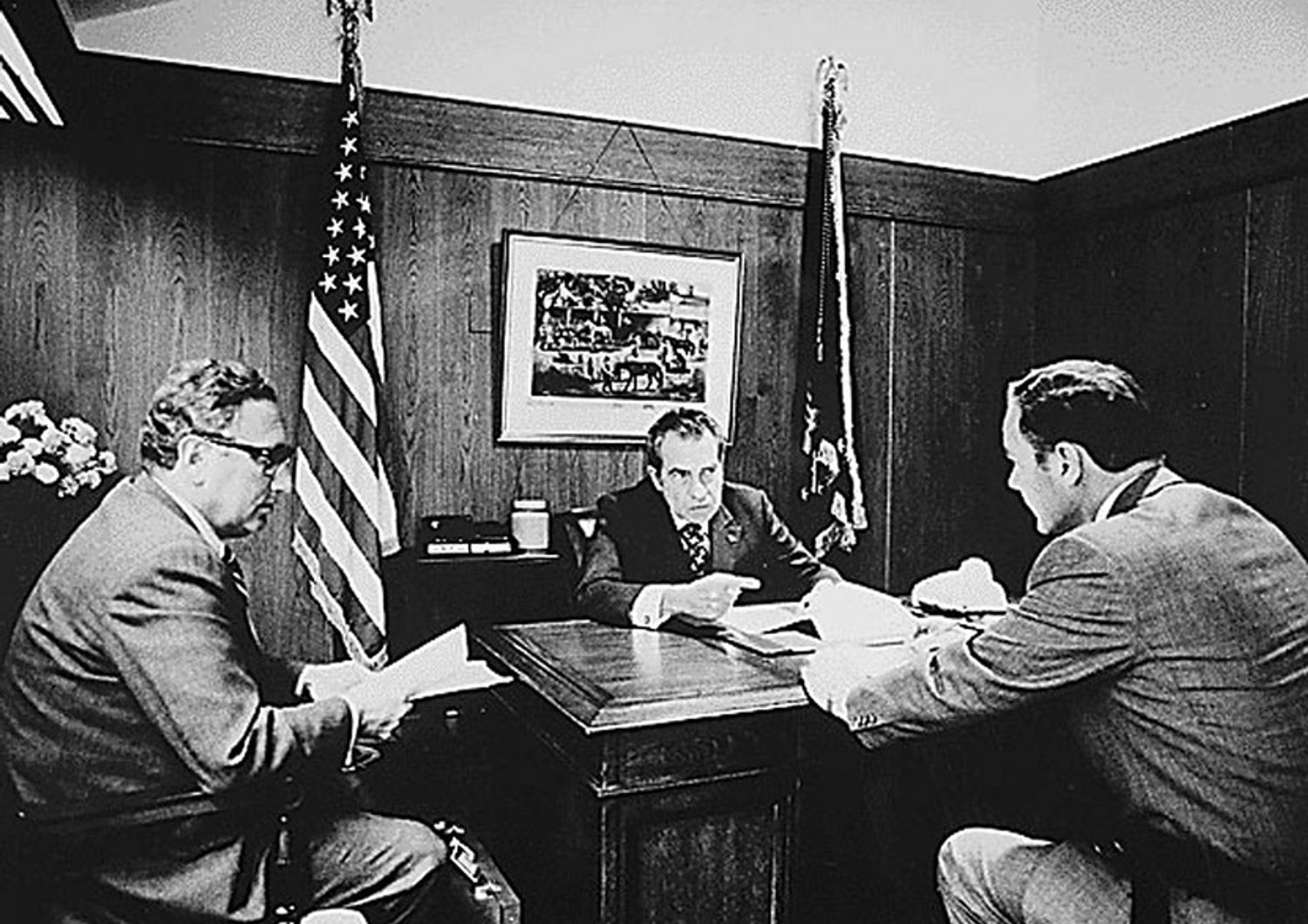 Richard Nixon incontra a Camp David il segretario di Stato Henry A. Kissinger e il generale Alexander M. Haig per discutere della guerra in Vietnam&nbsp;