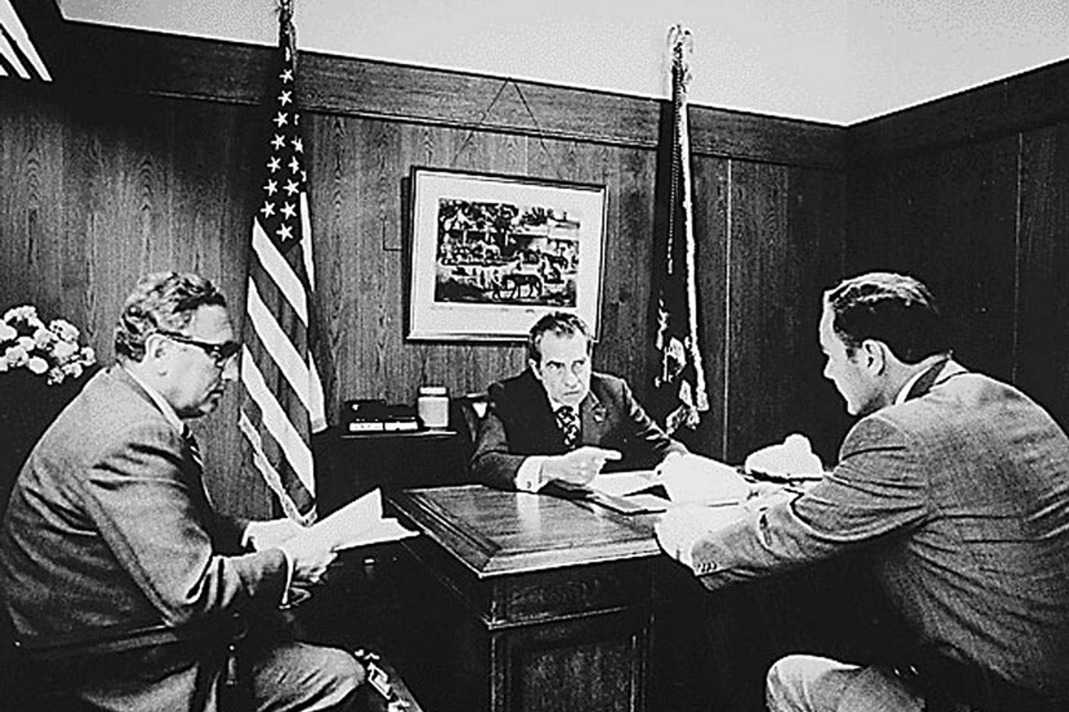 Richard Nixon incontra a Camp David il segretario di Stato Henry A. Kissinger e il generale Alexander M. Haig per discutere della guerra in Vietnam&nbsp;