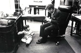 John Fitzgerald Kennedy con il figlio John John nello Studio Ovale