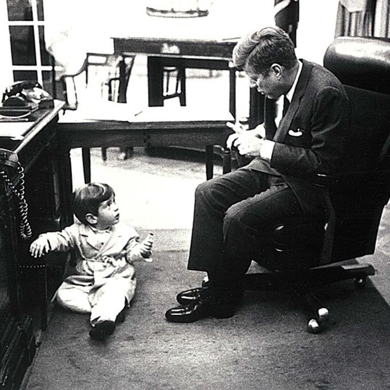 John Fitzgerald Kennedy con il figlio John John nello Studio Ovale