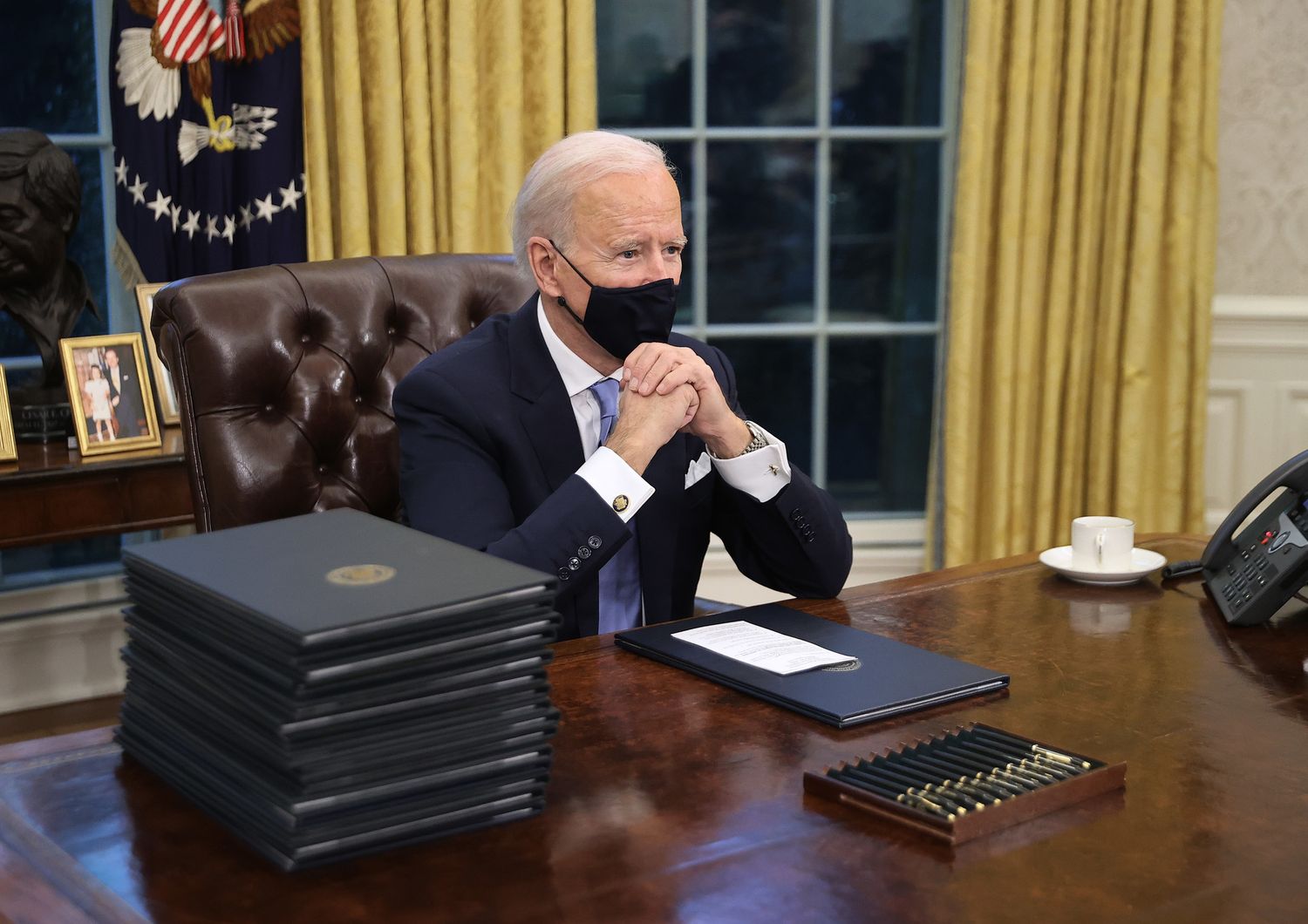 Joe Biden nello Studio Ovale nel giorno dell'insediamento