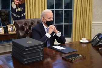 Joe Biden nello Studio Ovale nel giorno dell'insediamento